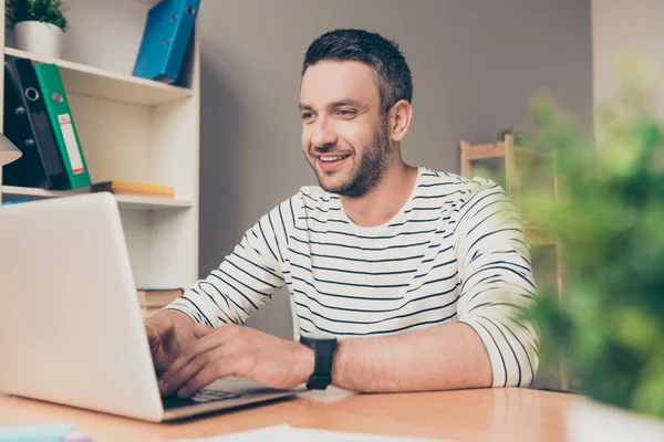 Akıllı mutlu başarılı sakallı işadamı laptop ile çalışma — Stok fotoğraf