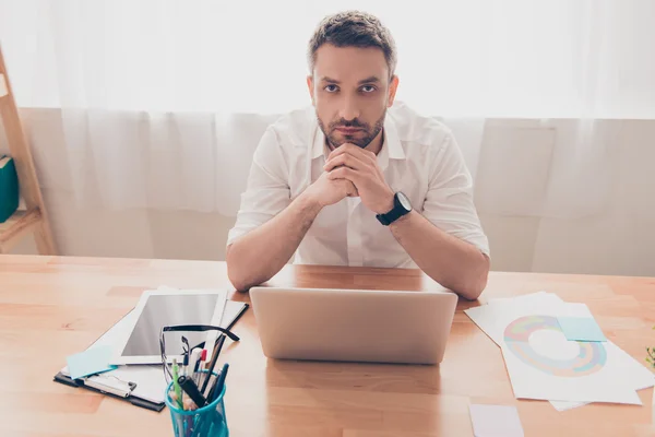 Portret van moe trieste man met laptop na te denken over zijn probleem — Stockfoto