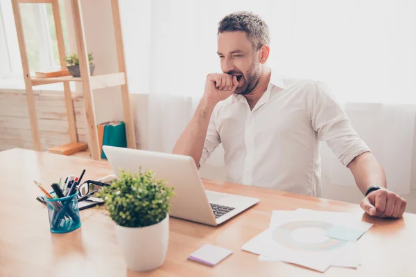 Uomo stanco sbadigliare dopo lunga giornata di lavoro — Foto Stock