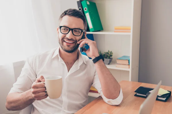 Hombre feliz en vasos hablando y bebiendo café — Foto de Stock