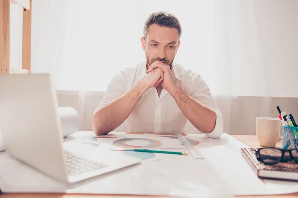 Ernstige moe architect denken over een manier om einde plan — Stockfoto