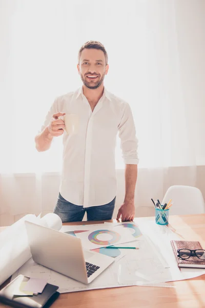 Šťastný úsměv architekt s break a pití kávy — Stock fotografie