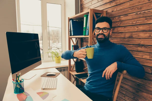 Felice uomo d'affari in bicchieri in possesso di una tazza di caffè e sorridente — Foto Stock