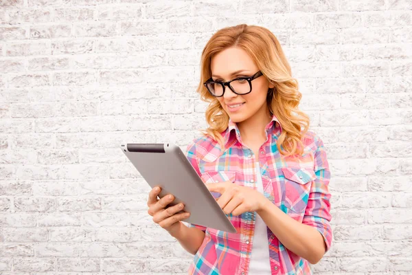 Bella giovane donna in occhiali toccare schermo del tablet — Foto Stock