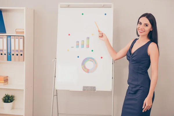 Joven mujer de negocios bonita haciendo la presentación del plan de negocios —  Fotos de Stock