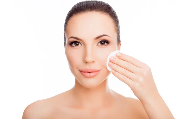 Portret van de jonge vrouw wassen van make-up met wattenschijfje — Stockfoto