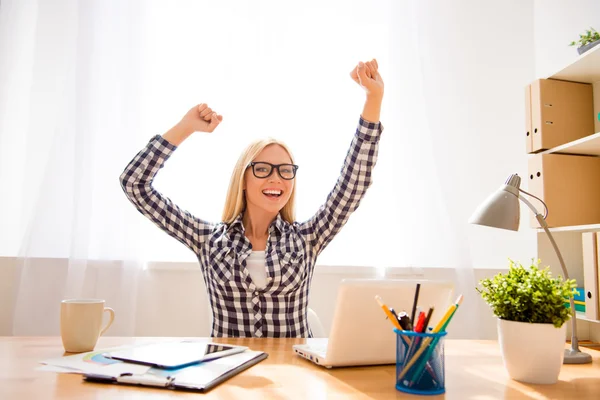 Щаслива успішна жінка в окулярах досягає мети в офісі — стокове фото