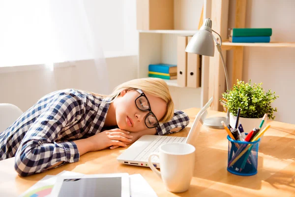 Mujer agotada durmiendo en la oficina después de un duro día de trabajo — Foto de Stock