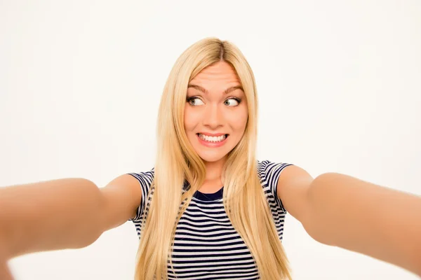 Beautiful happy blonde making comic selfie and grimacing — Stock Photo, Image