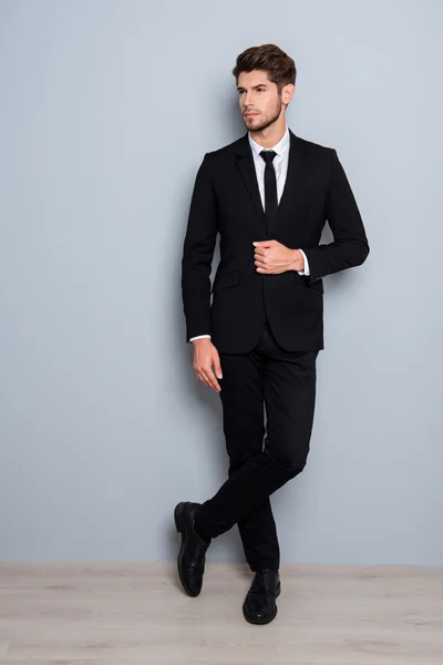 Retrato de belo homem de negócios confiante jovem em terno preto — Fotografia de Stock