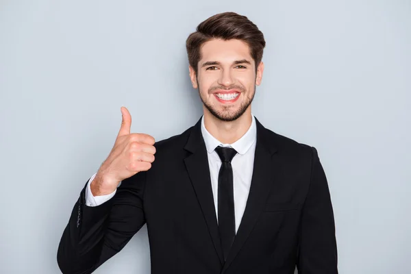 Alegre bem sucedido empresário feliz mostrando polegar para cima — Fotografia de Stock