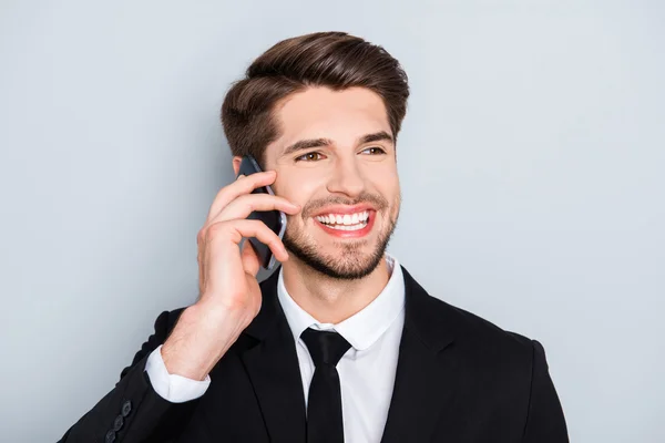 Портрет красивого улыбающегося бизнесмена, разговаривающего на смартфоне — стоковое фото