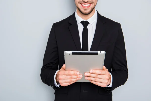 Närbild porträtt av leende man i kostym hålla tablet — Stockfoto