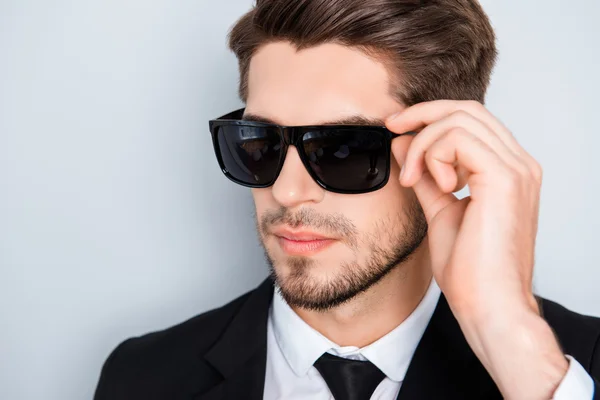 Megható a szemüvegét, jóképű magabiztos férfi portréja — Stock Fotó