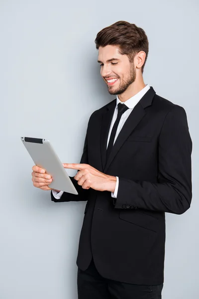 Veselá podnikatel v obleku dotknete obrazovky tabletu — Stock fotografie
