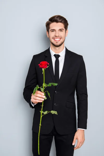 Ritratto di bell'uomo felice con rosa rossa in mano — Foto Stock