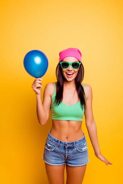 Vrolijk opgewonden hipster meisje in roze hoed houden de ballon op gij — Stockfoto