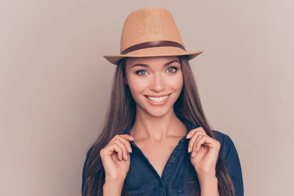 Vrolijk lachende brunette in hoed bedrijf kraag van jeans jurk — Stockfoto