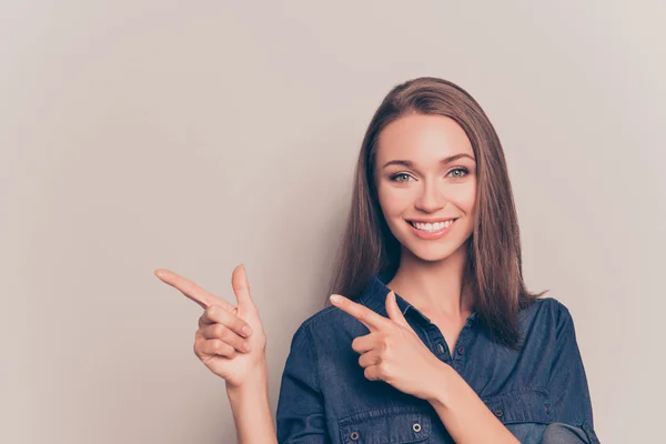 Mujer bastante alegre haciendo gestos con los dedos y mostrando lejos —  Fotos de Stock