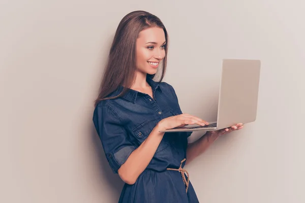 Glad glad ung kvinna hålla laptop och att skriva — Stockfoto