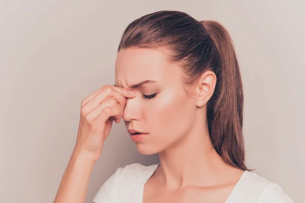 Doente mulher cansada infeliz pensando em seus problemas — Fotografia de Stock