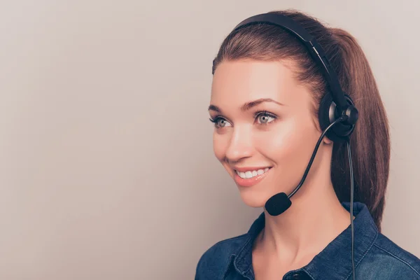 Secretaria bastante sonriente en auriculares aislados en backgro gris — Foto de Stock