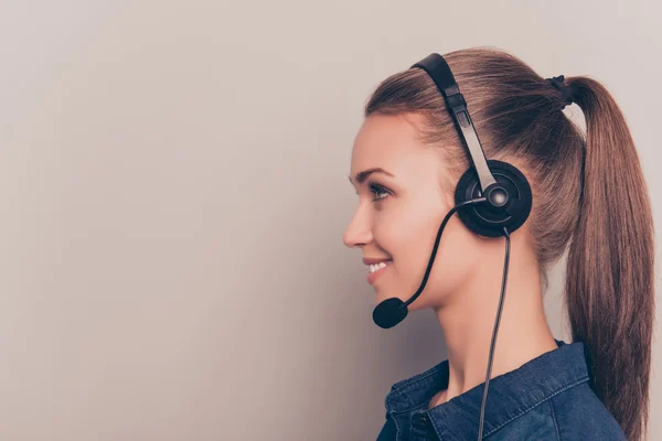 Seitenansicht Porträt eines fröhlichen Mädchens mit Kopfhörer und Mikrofon — Stockfoto