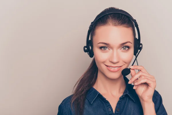 Jonge lachende agent van call-center raken van de microfoon — Stockfoto