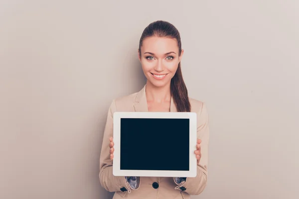 Mujer bastante sonriente mostrando la pantalla negra de la tableta digital — Foto de Stock