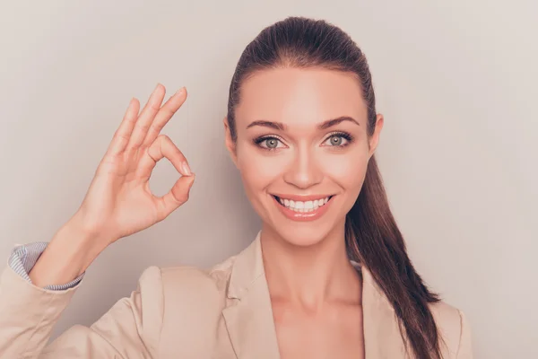 Retrato de mujer atractiva sonriente alegre haciendo un gesto "OK " —  Fotos de Stock