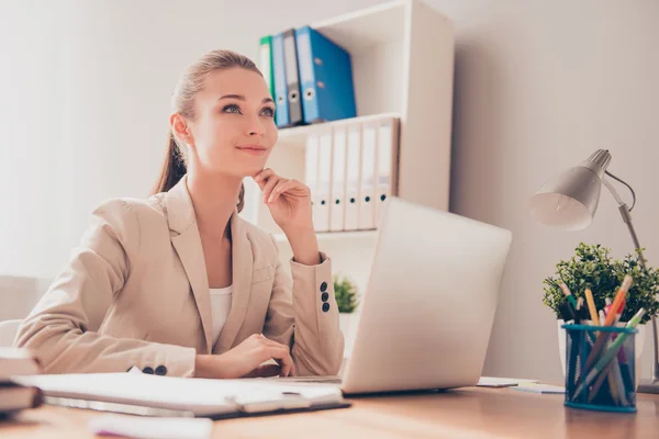 Donna d'affari felice sognando di riposare mentre si lavora sul computer portatile — Foto Stock