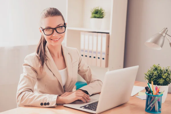 Mulher inteligente sorridente alegre em óculos trabalhando com laptop — Fotografia de Stock