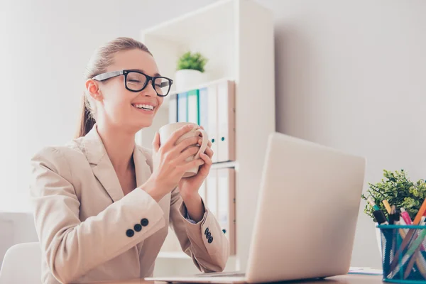 Femme heureuse ayant pause et rêver avec une tasse de café — Photo