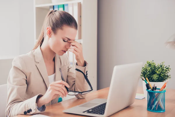 Cansada mujer triste que tiene problemas debido a la tarea fallida —  Fotos de Stock