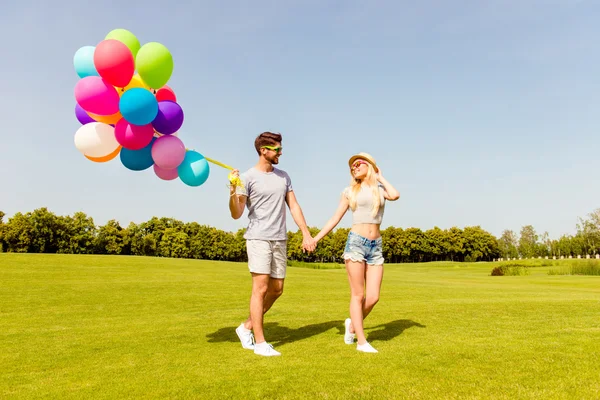 Dos jóvenes amantes felices teniendo una cita en el parque — Foto de Stock