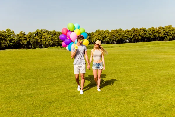 年轻快乐的可爱家庭有周末以及同气球走路 — 图库照片