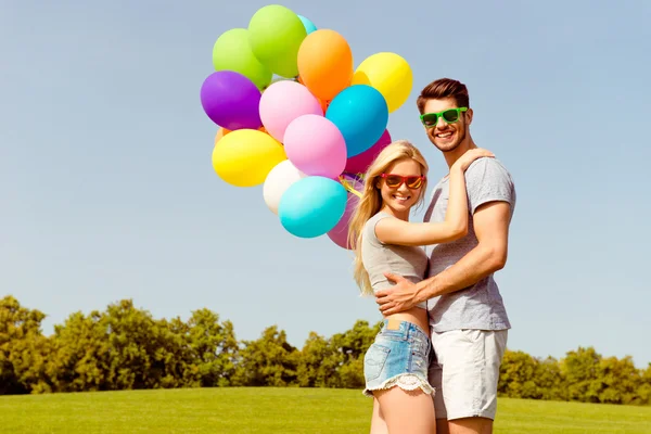 Retrato de casal encantador romântico feliz namoro no parque sagacidade — Fotografia de Stock