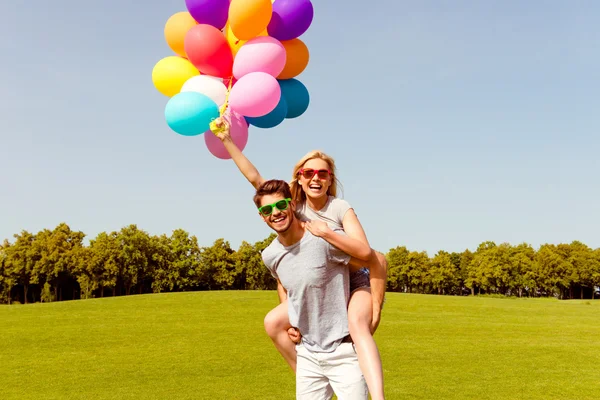 Retrato de hombre feliz a cuestas a su novia y divertirse — Foto de Stock