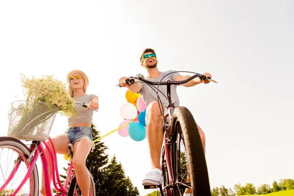 Jovem feliz homem e mulher ter um passeio de bicicleta — Fotografia de Stock