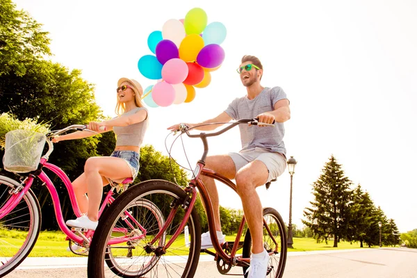 Positivo casal feliz no amor se divertindo e andar de bicicleta — Fotografia de Stock