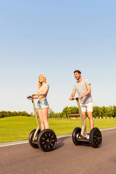 Jovem feliz casal turístico no amor equitação segway — Fotografia de Stock