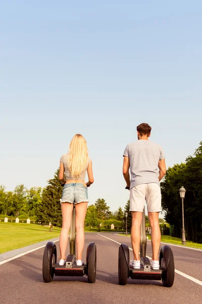 Rückansicht von Mann und Frau beim Wochenende und Segway fahren — Stockfoto