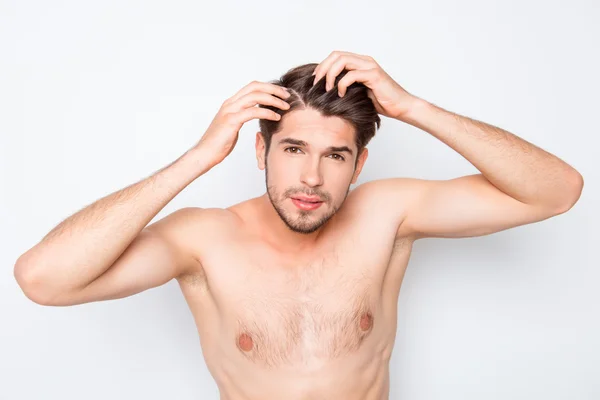 In forma giovane uomo sano espertising i capelli e alla ricerca di furfu — Foto Stock