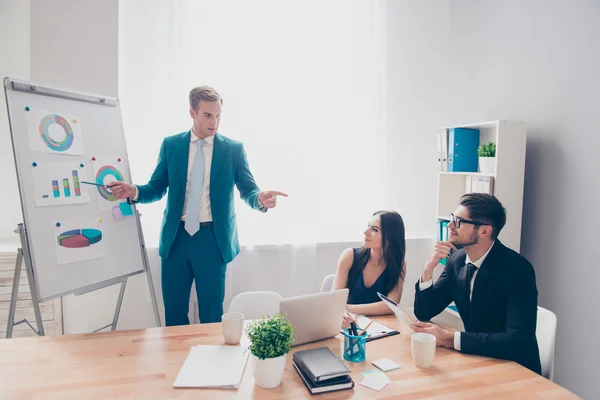 Ung affärsman att göra presentation på konferensen nära fli — Stockfoto