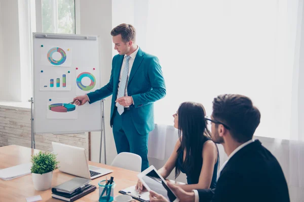 Jovem empresário fazendo apresentação e mostrando diagrama no wh — Fotografia de Stock