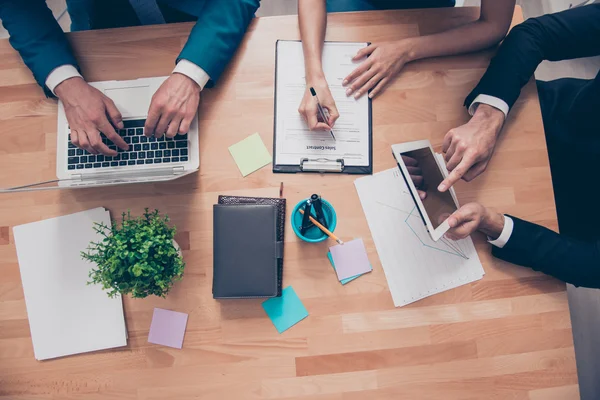 Vista dall'alto di workstation di uomini d'affari che lavorano con computer portatile, t — Foto Stock