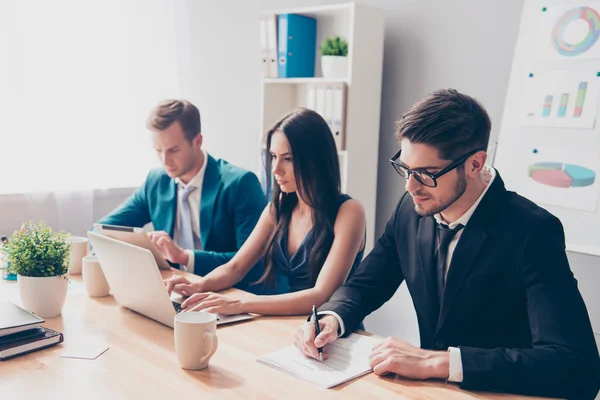 Jeunes entrepreneurs prospères qui travaillent fort à un nouveau projet — Photo