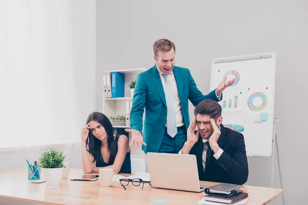 Enojado jefe frustrado gritando a sus trabajadores por mal plan — Foto de Stock