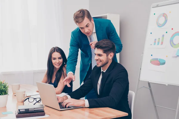 Jonge zakenman weergegeven: financieel plan op laptop te zijn collea — Stockfoto