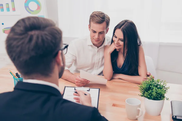 Makelaar helpen jonge familie te kopen plat — Stockfoto